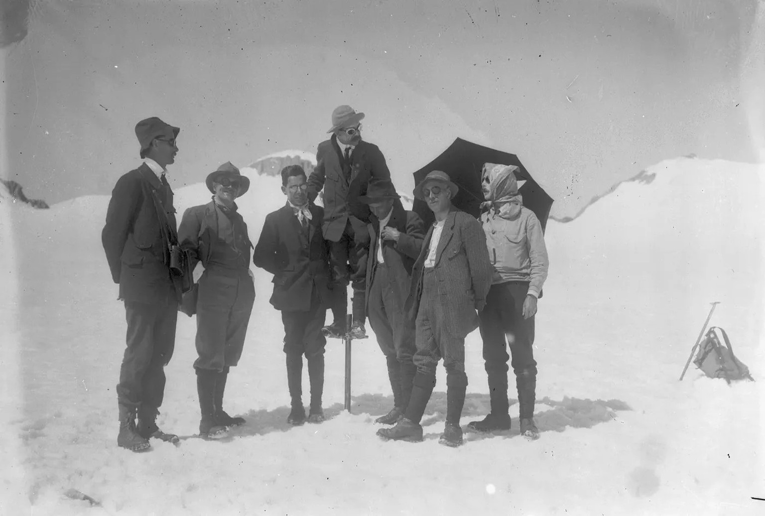 Paul-Louis Mercanton dokumentierte viele seiner Expeditionen fotografisch. Hier seine Aufnahme einer Gruppe von Glaziologen auf dem Rhonegletscher, 1918.
https://ba.e-pics.ethz.ch/#date-f5bj1sq77q-eth ...
