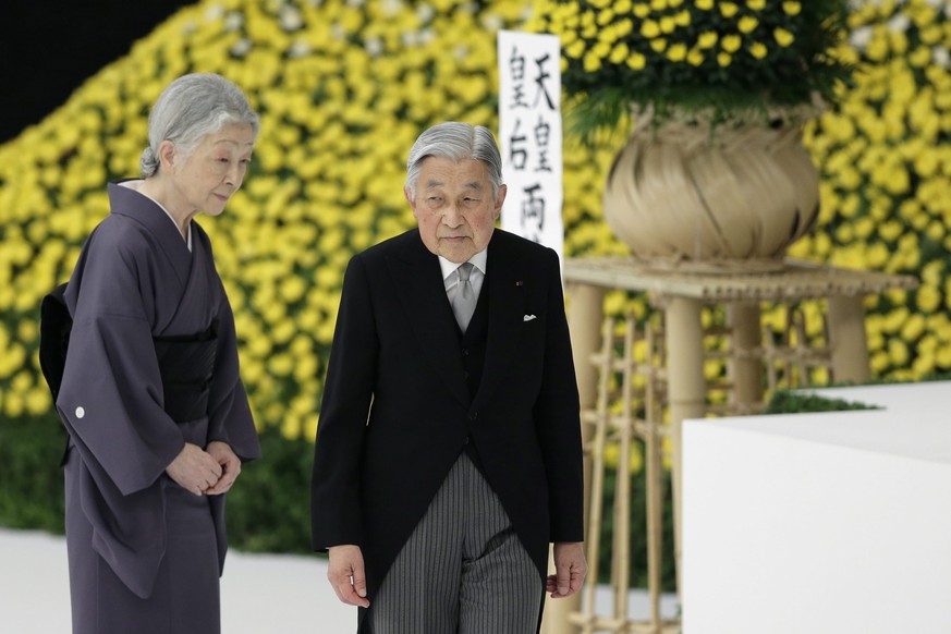 Akihito und Ehefrau: Des Kaisers späte Reue.