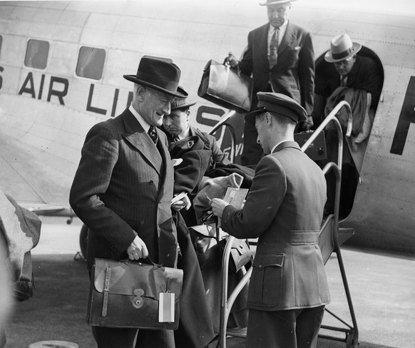 Botschafter Walter Stucki (l.) besteigt das Flugzeug nach Washington, wo er das vorteilhafte Abkommen aushandelte.