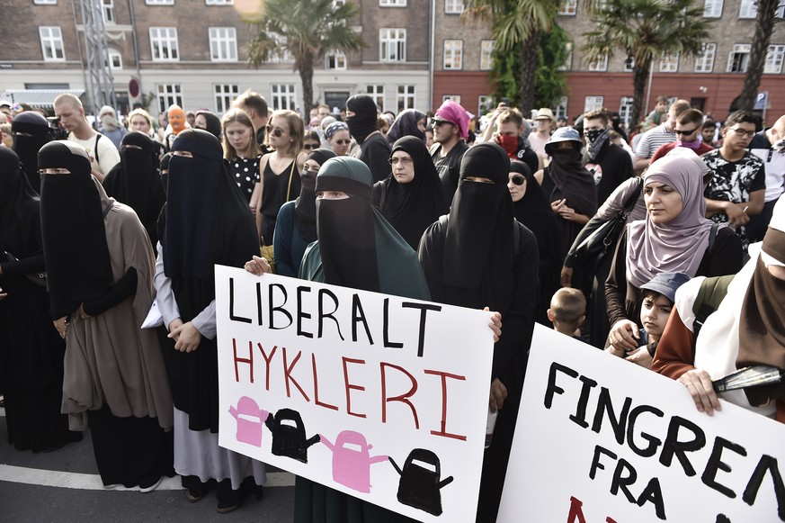 epa06922106 Face covered women protest in Copenhagen, Denmark, 01 August 2018, on the first day of the implementation of the Danish face veil ban. Under the new law, all apparel covering the face is f ...