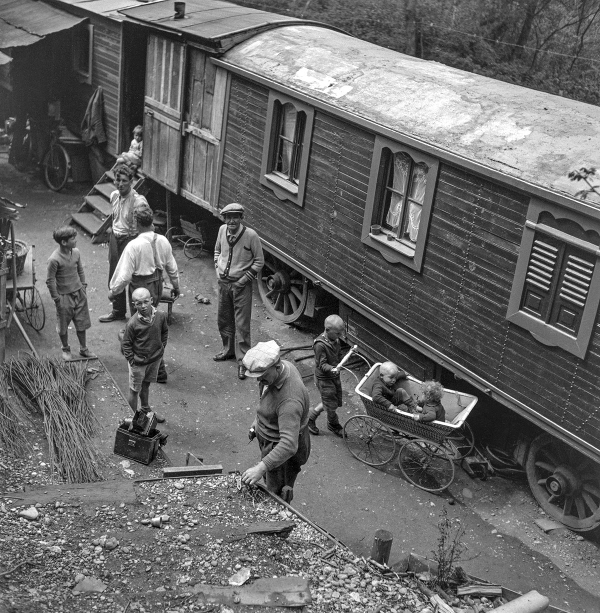 Members of a family of basket makers in front of their caravan. Undated picture made in the 1940s from Switzerland. (KEYSTONE/PHOTOPRESS-ARCHIV/Str)

Mitglieder einer jenischen Korbmacherfamilie, aufg ...