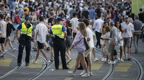 Polizisten sichern am Zueri Faescht, aufgenommen am Samstag, 8. Juli 2023 in Zuerich. An diesem Wochenende werden ueber 2,5 Millionen Besucherinnen und Besucher in der Limmatstadt erwartet. (KEYSTONE/ ...