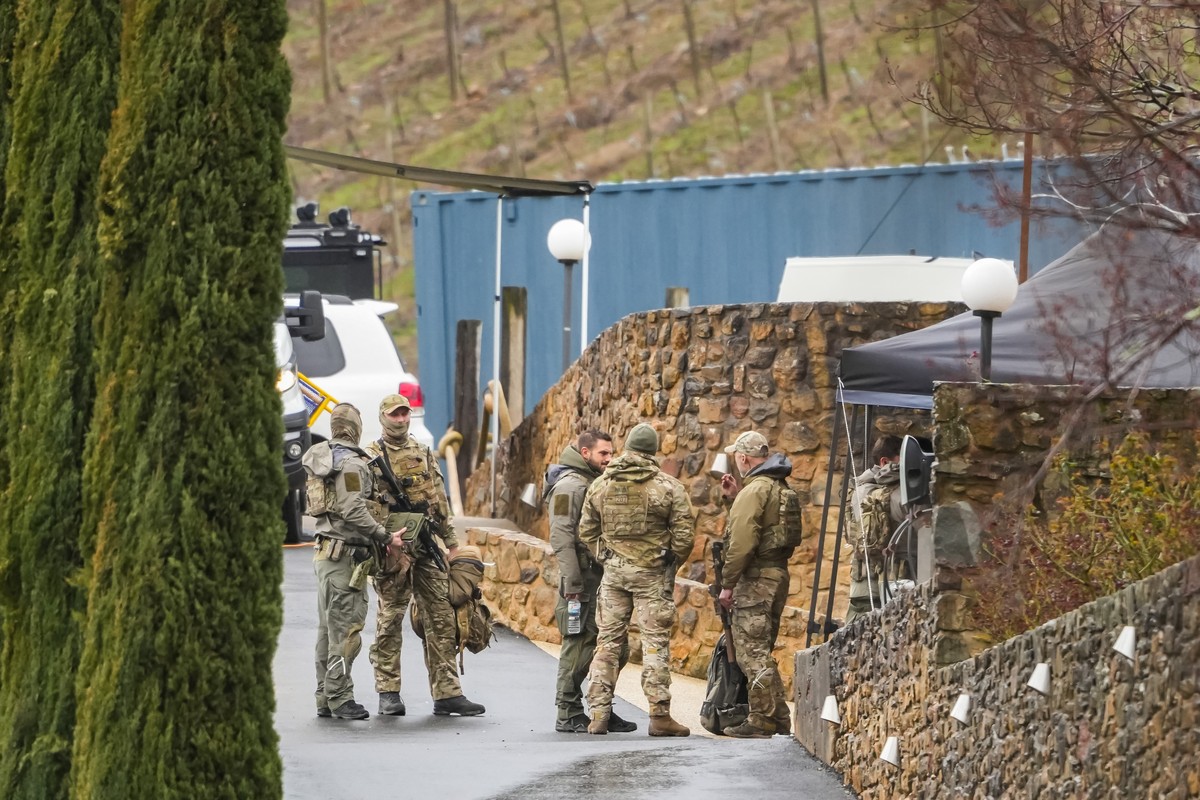 epa12328620 A contingent of Victorian police, including heavily armed SOG (Special Operations Group) officers gather at a staging area at Feathertop Winery in Porepunkah, Australia, 28 August 2025. A  ...