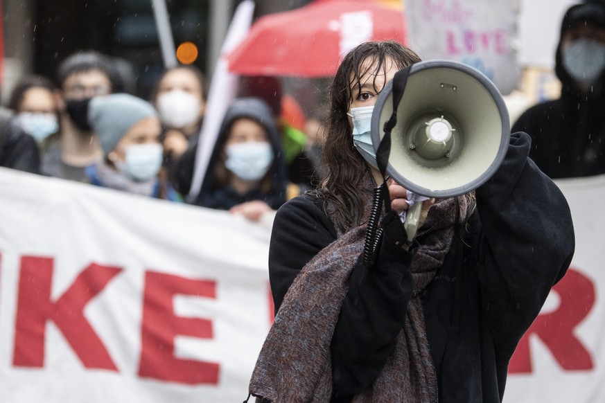 Menschen demonstrieren am Strike for Future Klimastreik Tag in der Innenstadt in Zuerich, aufgenommen am Freitag, 21. Mai 2021. (KEYSTONE/Ennio Leanza)