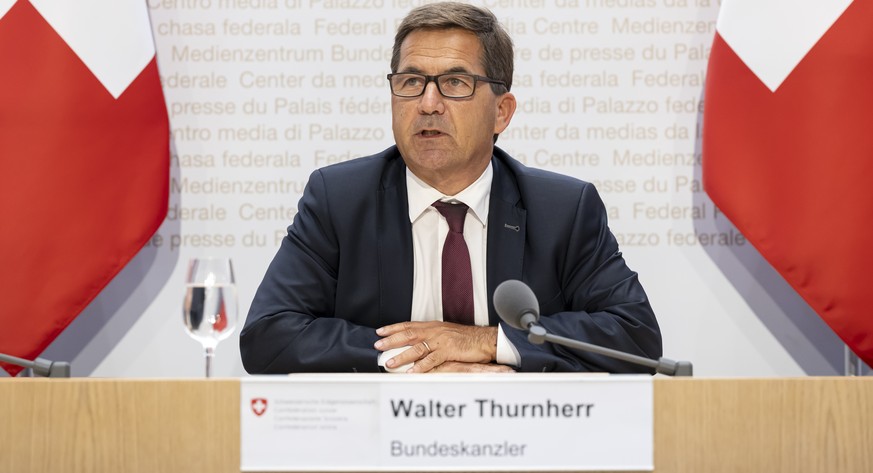 Bundeskanzler Walter Thurnherr spricht an der Medienkonferenz ueber seinen Ruecktritt aus der Bundeskanzlei, am Mittwoch, 16. August 2023 in Bern. (KEYSTONE/Anthony Anex)