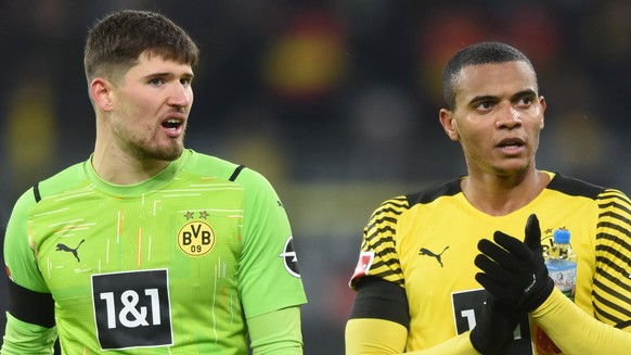 IMAGO / Horstmüller

Borussia Dortmund - FC Bayern München 04.12.2021. Torwart Gregor Kobel (li.) und Manuel Akanji (beide BvB) diskutieren nach dem Schlußpfiff. DFL REGULATIONS PROHIBIT ANY USE OF PH ...