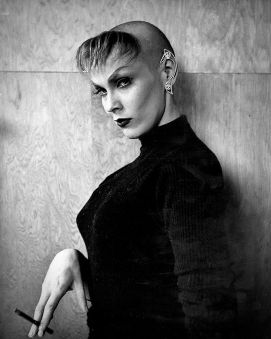 Maila Nurmi aka Vampira, zuhause in Hollywood.