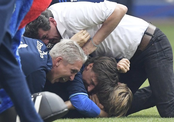 epa05977110 Hamburg head coach Markus Gisdol (4-L) celebrates after the final whistle at the German Bundesliga soccer match between Hamburg SV and VfL Wolfsburg in Hamburg, Germany, 20 May 2017. EPA/C ...