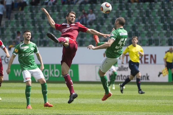 26.04.2015; St. Gallen; Fussball Super League - FC St. Gallen - FC Vaduz; Philipp Muntwiler (Vaduz) gegen Nisso Kapiloto (St. Gallen) (Michael Zanghellini/freshfocus)