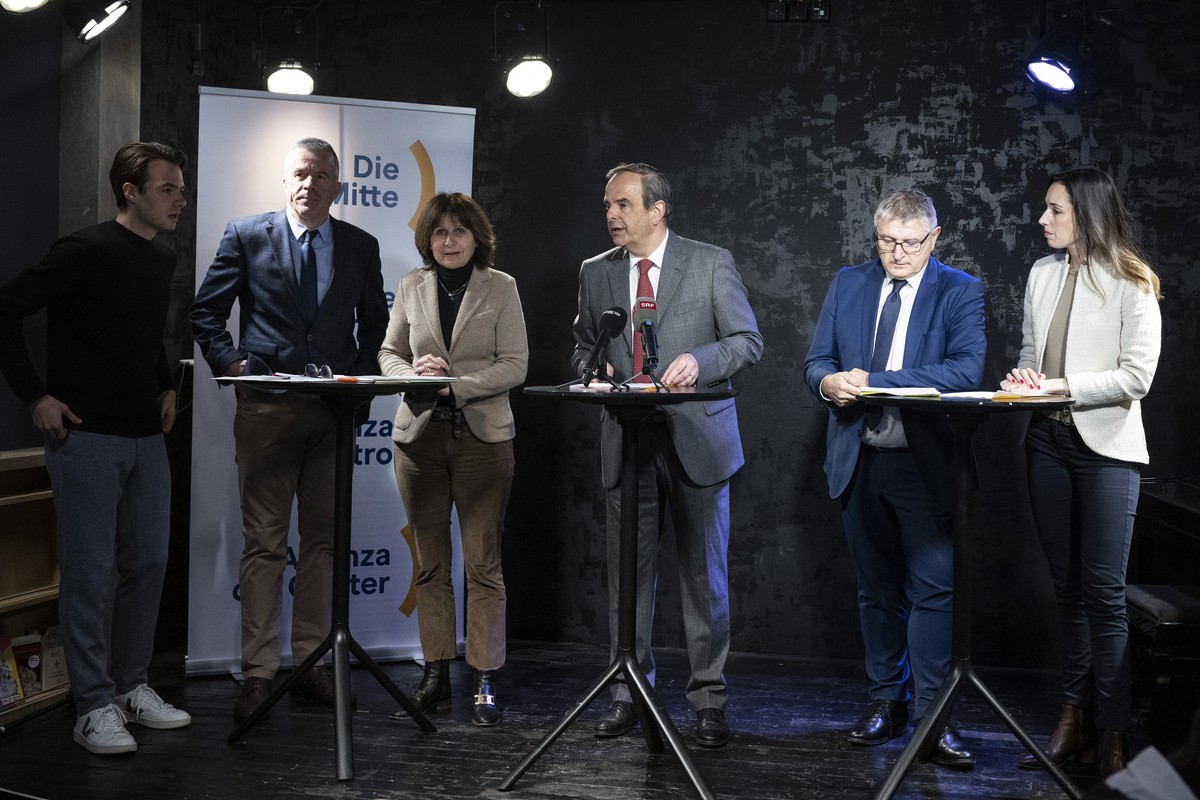 Marc Ruedisueli, Praesident Die Junge Mitte Schweiz, Nationalrat Lorenz Hess, Nationalraetin Christine Buillard - Marbach, Nationalrat und Praesident Gerhard Pfister, Staenderat Charles Juillard und K ...