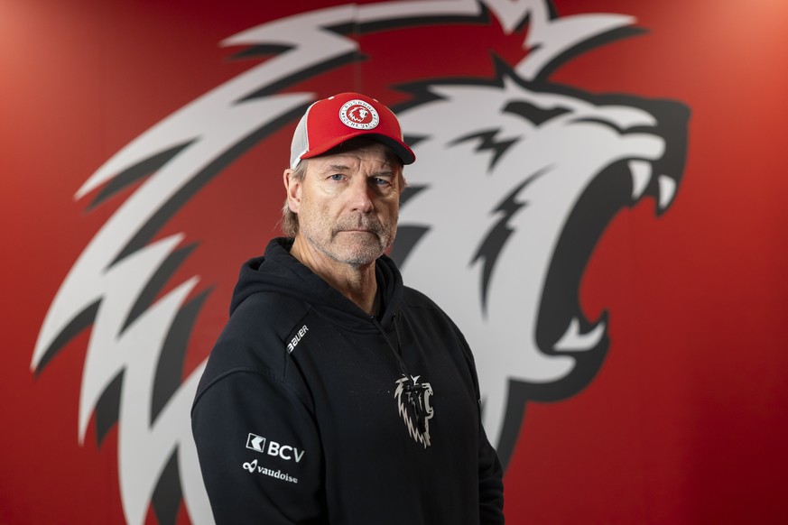 Geoff Ward pose pour le photographe lors d'une rencontre avec les medias avant les playoffs du Lausanne Hockey Club (LHC) ce mardi 17 mars 2026 a Lausanne. (KEYSTONE/Cyril Zingaro)