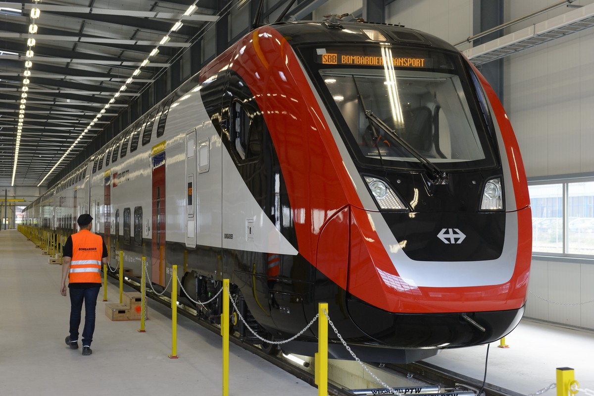 Un ouvrier de Bombardier marche a cote du nouveau train lors de la premiere presentation du nouveau train a deux etages de Bombardier pour les CFF ce lundi 8 juin 2015 a Villeneuve. (KEYSTONE/Jean-Chr ...