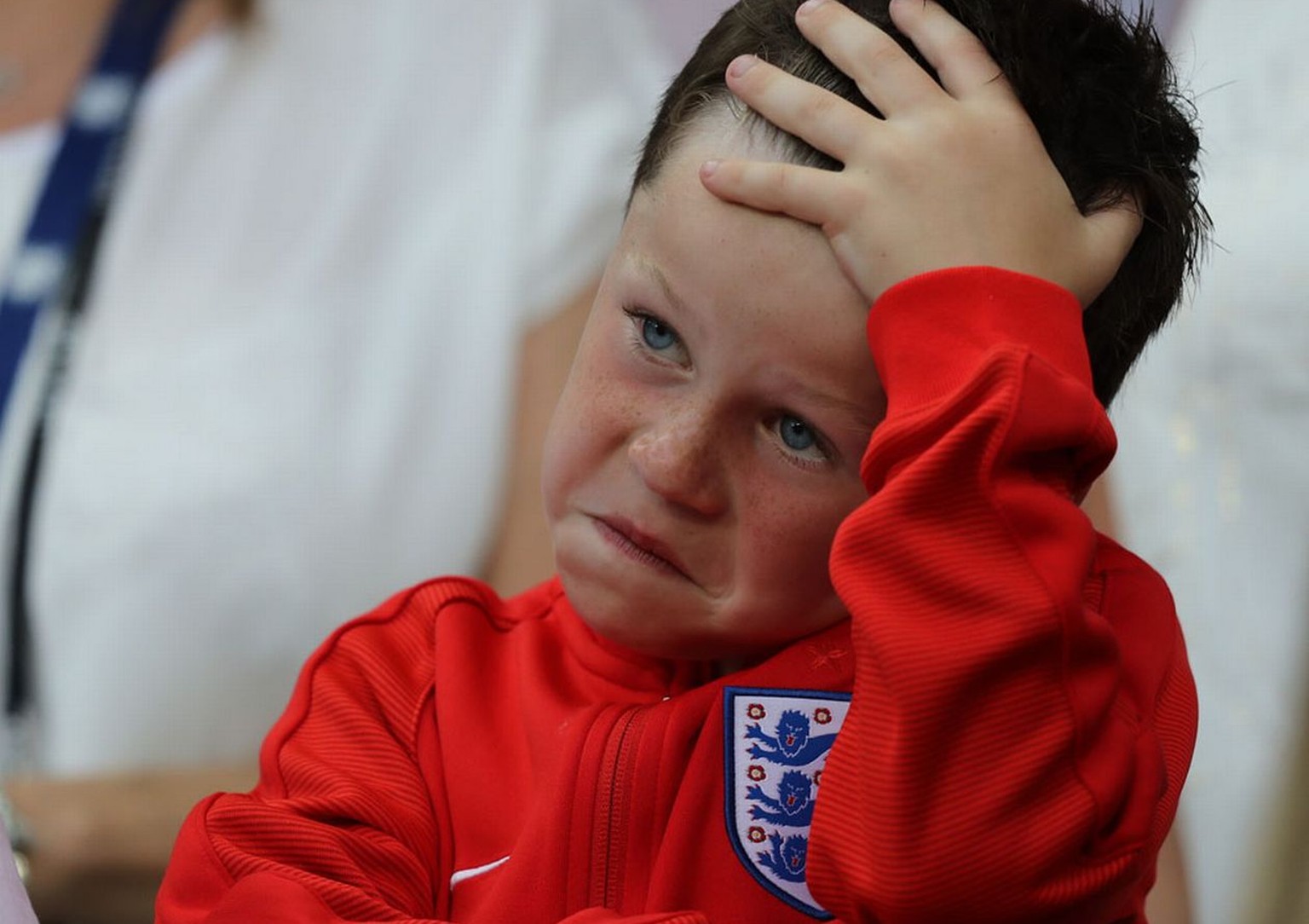 Das Sinnbild des englischen EM-Schocks: Wayne Rooneys Sohn Kai ist untröstlich.