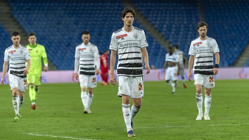 Basels Spieler mit Timm Klose, Mitte, verlassen das Stadion nach dem Schweizer Fussball Cup Achtelfinal zwischen dem FC Winterthur und dem FC Basel 1893 im Stadion St. Jakob-Park in Basel, am Mittwoch ...