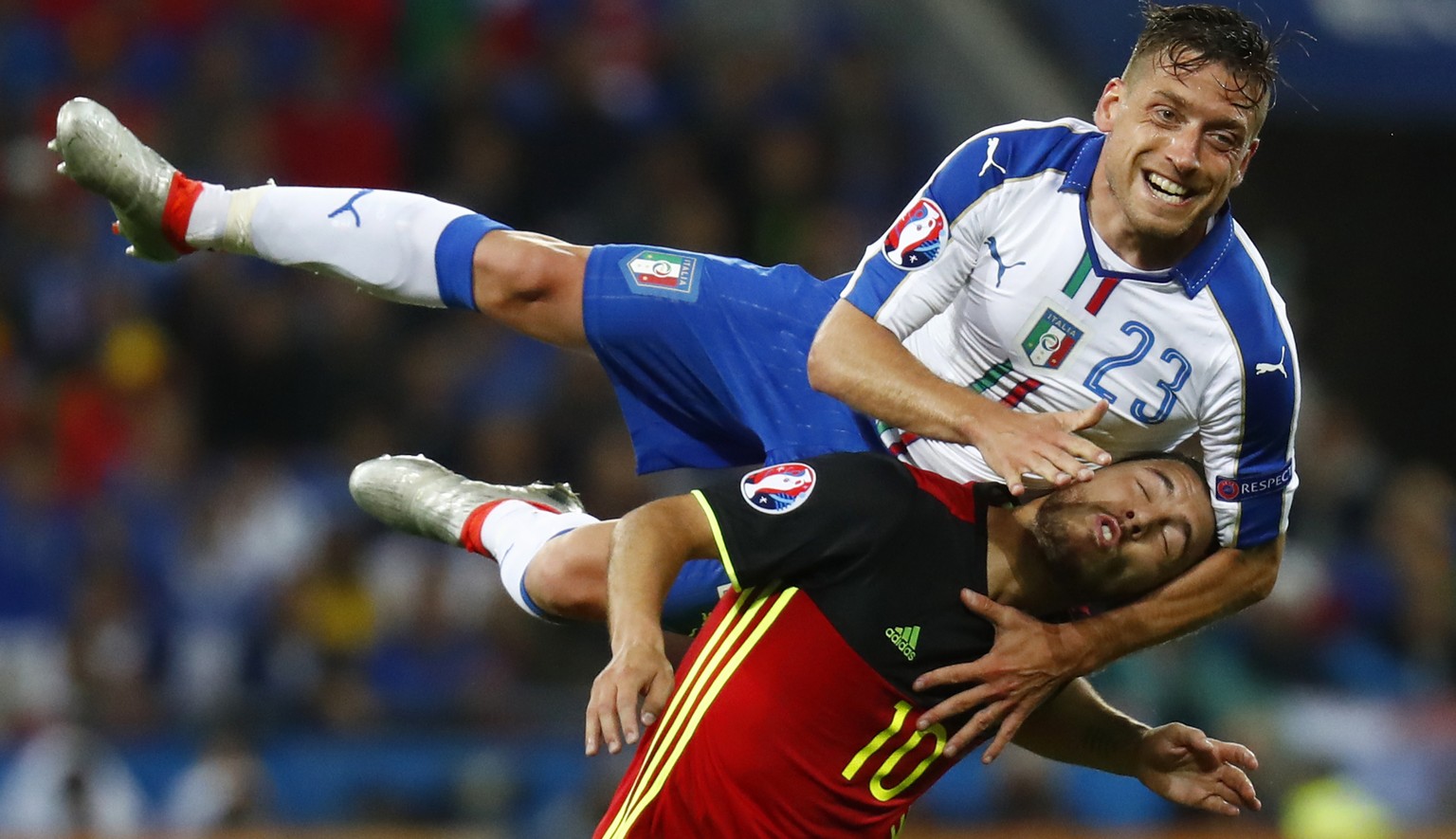 Der 1,67-m-grosse Giaccherini im Kopfballduell mit Belgiens Hazard.