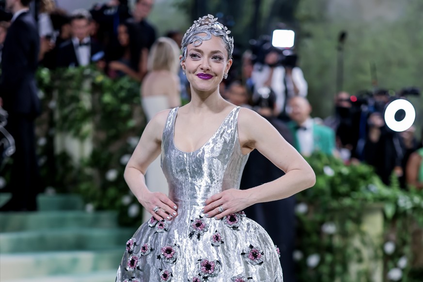 epa11323632 Amanda Seyfried arrives on the red carpet for the 2024 Met Gala, the annual benefit for the Metropolitan Museum of Art&#039;s Costume Institute, in New York, New York, USA, 06 May 2024. Th ...