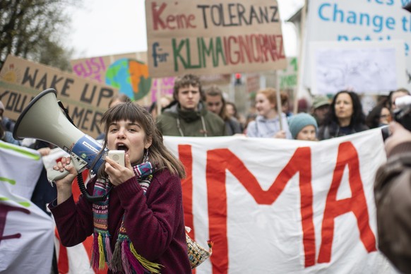 Menschen demonstrieren am schweizweiten Klimastreik gegen die Klimapolitik und fuer einen sicheren Klimaschutz am Samstag, 6. April 2019 in Zuerich. (KEYSTONE/Ennio Leanza)