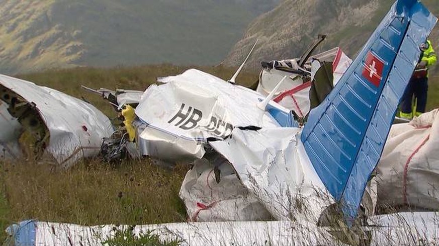 Das Flugzeug wurde beim Absturz in Einzelteile gerissen.