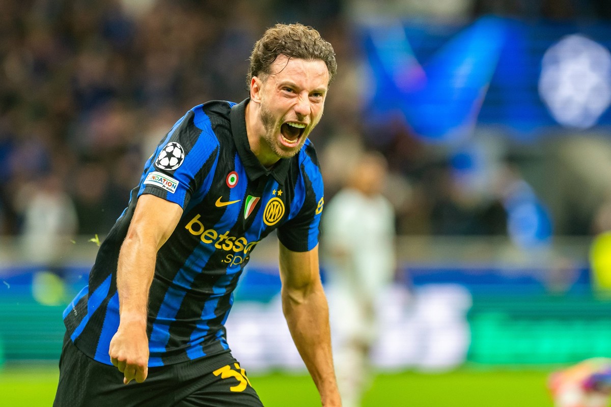 Carlos Augusto celebration his goal during UEFA Champions League 2026 27 league phase game between Internazionale Milano and FC Shakhtar Donetsk Gleb Soboliev/Ball Raw Images Milan San Siro Italy Copy ...