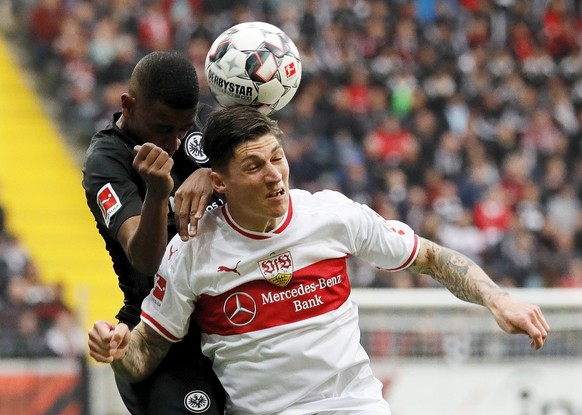 epa07476918 Frankfurt&#039;s Gelson Fernandes (L) in action against Stuttgart&#039;s Steven Zuber (R) during the German Bundesliga soccer match between Eintracht Frankfurt and VfB Stuttgart in Frankfu ...