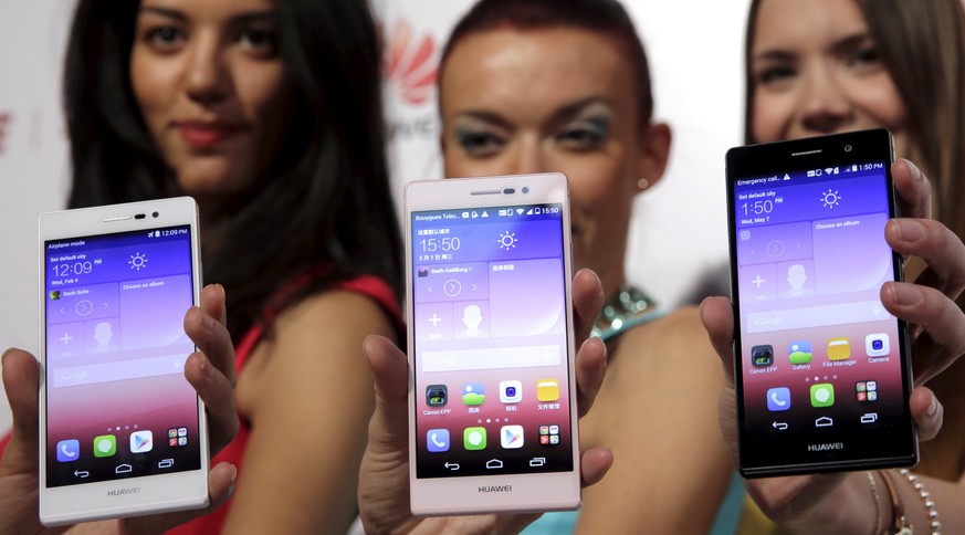 Hostesses hold Huawei&#039;s new smartphone, the Ascend P7, launched by China&#039;s Huawei Technologies during a presentation in Paris May 7, 2014. REUTERS/Philippe Wojazer/File Photo