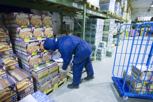 Ein Mitarbeiter im Kuehlraum der Produktionsfirma fuer Tiefkuehlprodukte von Nestle in Rorschach, Kanton St. Gallen, am 3. September 2005. (KEYSTONE/Martin Ruetschi) === , ===

An employee in the cold ...