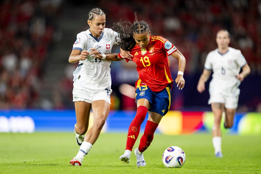epa12246132 Switzerland&#039;s Iman Beney (L) in action against Spain&#039;s Vicky Lopez (R) during the UEFA Women&#039;s EURO 2025 quaterfinal soccer match between Spain and Switzerland in Bern, Swit ...