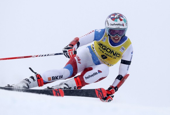 epa08878640 Michelle Gisin of Switzerland in action during the Women's Giant Slalom race at the FIS Alpine Skiing World Cup in Courchevel, France, 12 December 2020. EPA/SEBASTIEN NOGIER
