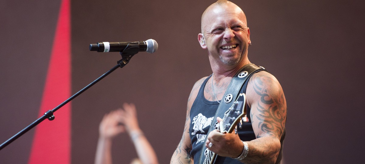 Der Berner Mundartrocker Goelae am Samstag, 21. Juni 2014, am Musikfestival "Allmend Rockt" in der Swisspor Arena in Luzern. (KEYSTONE/Sigi Tischler)