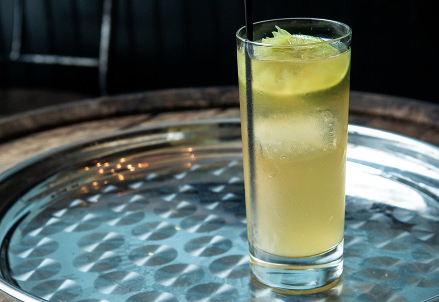 bourbon rickey cocktail drinks trinken alkohol limette https://www.liquor.com/recipes/bourbon-rickey/