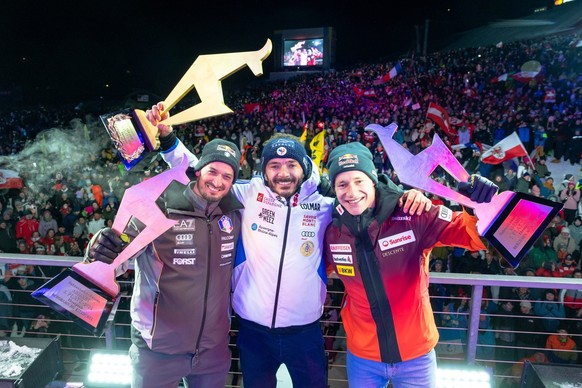 ABD0286_20240120 - KITZB�HEL - �STERREICH: v.l. Dominik Paris (ITA, 3. Platz), Sieger Cyprien Sarrazin (FRA), Marco Odermatt (SUI, 2. Platz) am Samstag, 20. J�nner 2024 w�hrend der Siegerehrung f�r di ...