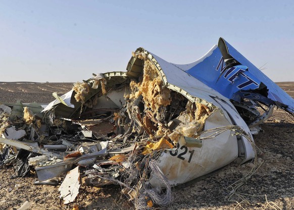 epa05005027 Debris from crashed Russian jet lies on the sand at the site of the crash, Sinai, Egypt, 31 October 2015. According to reports the Egyptian Government has dispatched more than 45 ambulance ...