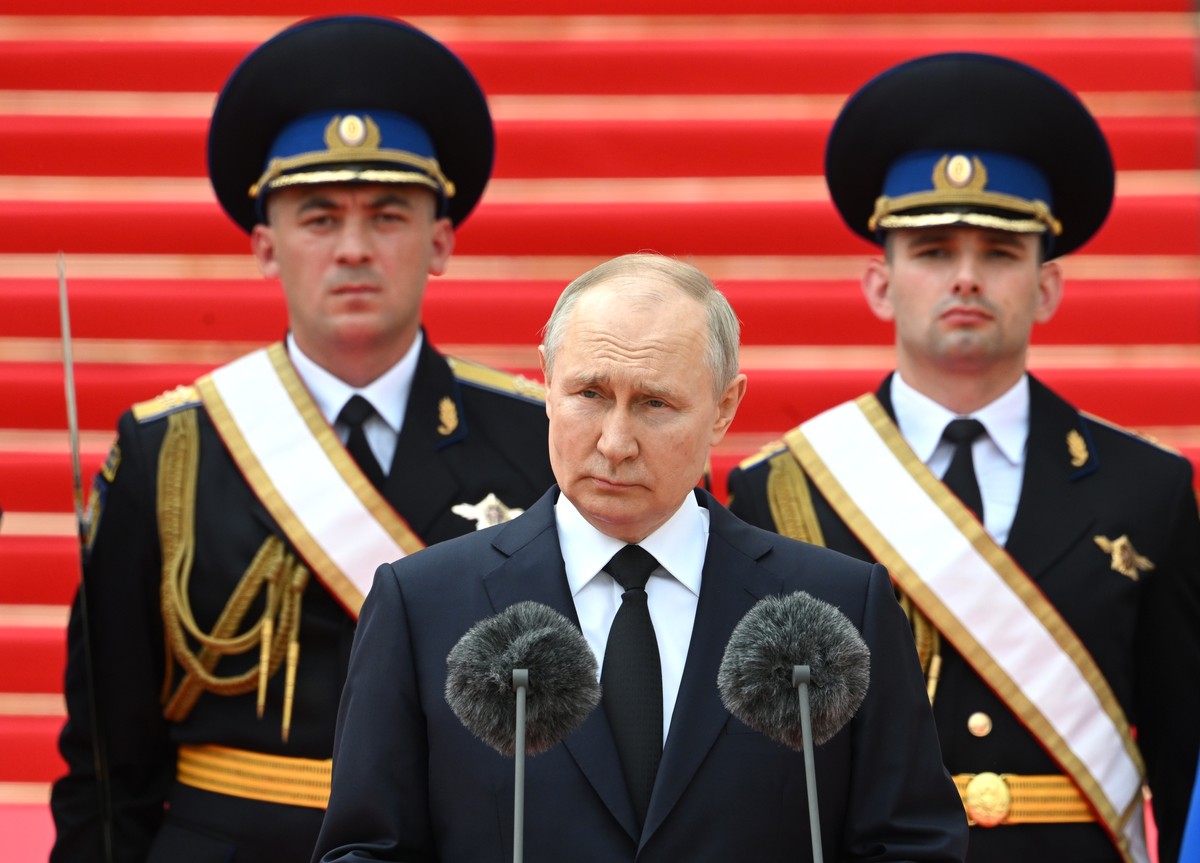 epa10713493 Russian President Vladimir Putin addressing units of the Russian Defence Ministry, the Russian National Guard Troops (Rosgvardiya), the Russian Ministry of Internal Affairs (MVD), the Russ ...