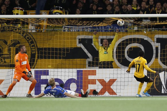 Young Boys&#039; Roger Assale scores the 1-1 against Glasgow&#039;s goalkeeper Allan McGregor and Glasgow&#039;s Filip Helander during the UEFA Europa League group stage match between Switzerland&#039 ...