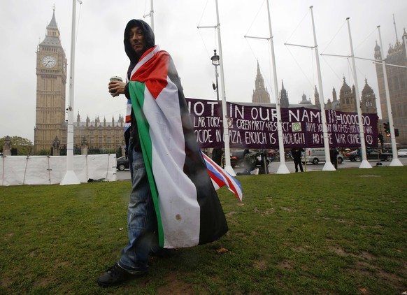 Ein Pro-Palästina-Demonstrant vor dem britischen Parlament in Westminster.