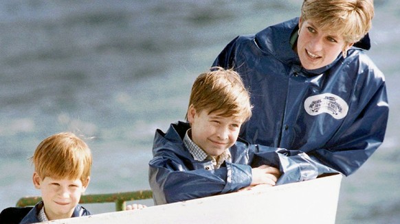 ZUM 20. TODESTAG VON PRINZESSIN DIANA AM DONNERSTAG, 31. AUGUST 2017, STELLEN WIR IHNEN FOLGENDES BILDMATERIAL ZUR VERFUEGUNG - Diana, Princess of Wales, enjoys a ride on the Maid of Mist in Niagara F ...