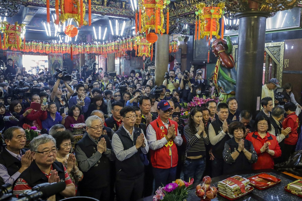 epa07511155 Foxconn founder Terry Gou (C) prays at a temple in New Taipei city, Taiwan, 17 April 2019. On 16 April, Gou announced that he is considering to run for Taiwan's presidency in 2020. EP ...