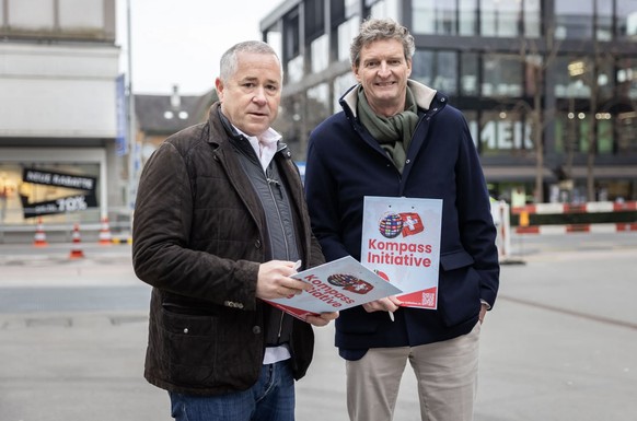 Die Partners-Group-Gründer Marcel Erni (l.) und Urs Wietlisbach sammeln Unterschriften für ihre Kompass-Initiative.