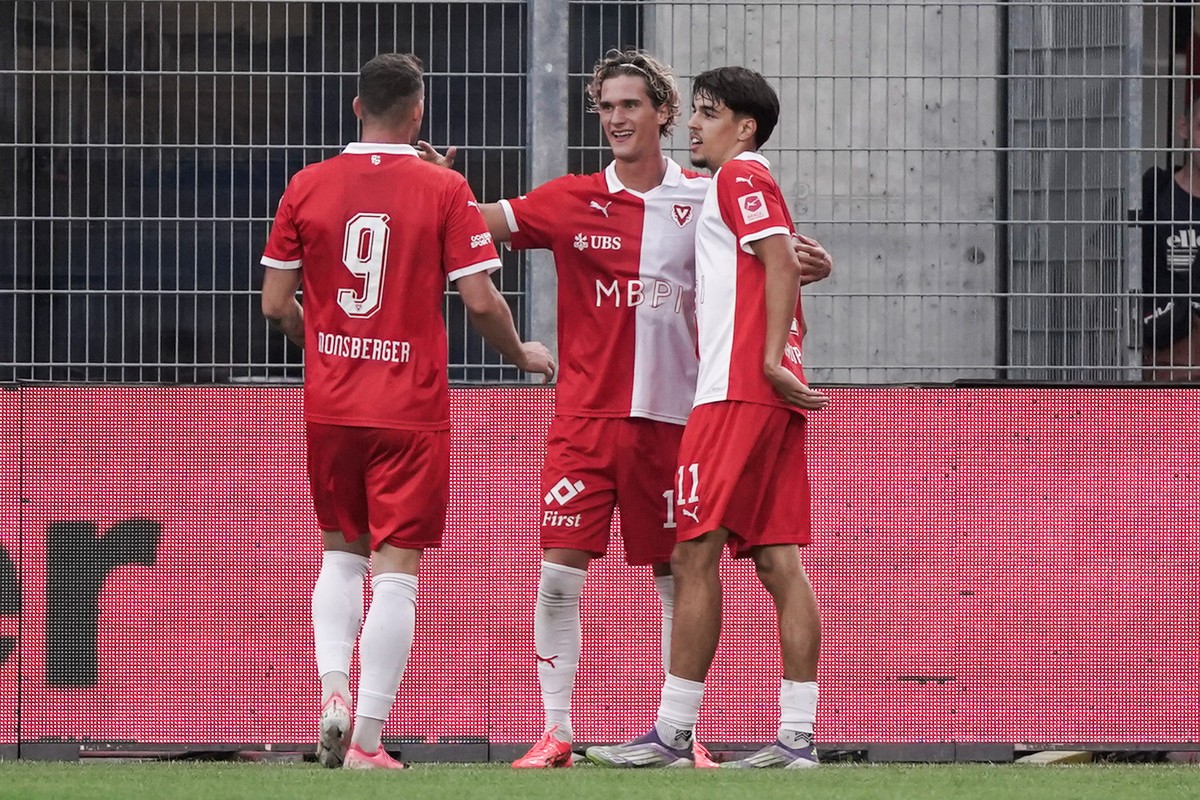 Marcel Monsberger (FCV), Torschuetze Juan Cabrera (FCV) und Lutfi Dalipi (FCV), von links, bejubeln das Tor zum 3-1 im Fussball Super League Spiel zwischen dem FC Vaduz (FCV) und dem FC Lausanne-Sport ...