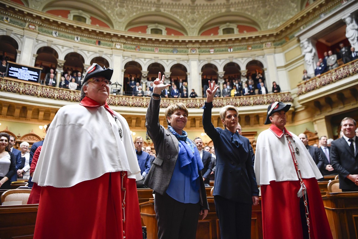 Karin Keller-Sutter, rechts, und Viola Amherd, werden zwischen den Ratsweibeln vereidigt nach ihrer Wahl in den Bundesrat durch die Vereinigte Bundesversammlung, am Mittwoch, 5. Dezember 2018 im Natio ...
