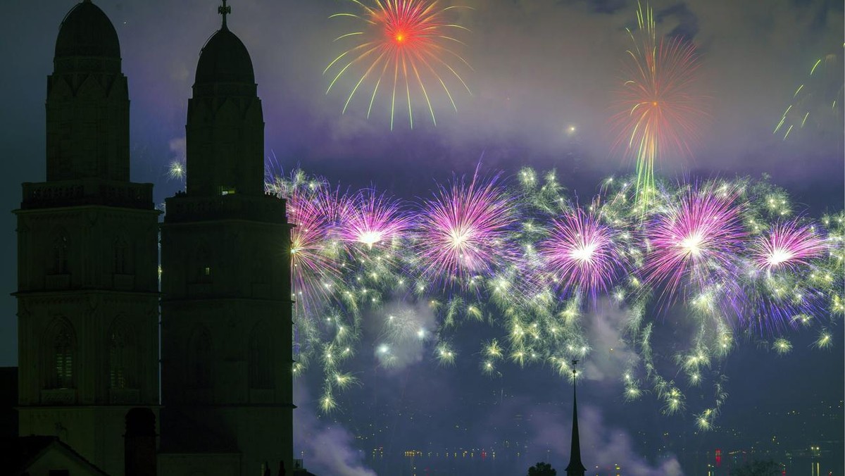 Feuerzauber ueber Zuerich beim grossen Silvesterzauber - Feuerwerk am Dienstag, 1. Januar 2013. Rund 200'000 Menschen verfolgten das Feuer Spektakel am Seebecken. (KEYSTONE/Walter Bieri....Firewo ...