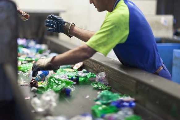 ZUR MELDUNG, DASS SCHWEIZER KONSUMENTEN IM VERGANGENEN JAHR MEHR ALS 1,3 MILLIARDEN PET-FLASCHEN GESAMMELT HABEN, STELLEN WIR IHNEN AM DONNERSTAG 24. MAERZ 2016 FOLGENDES ARCHIVBILD ZUR VERFUEGUNG. -  ...