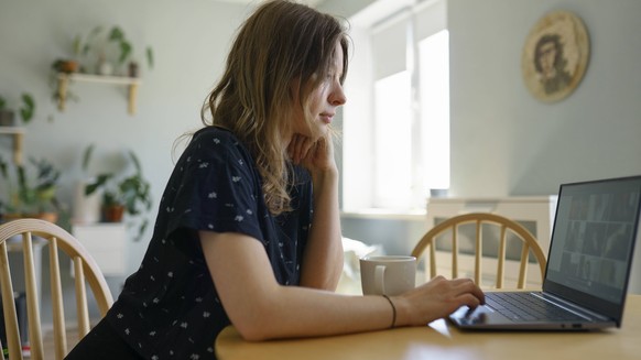 Frau vor Laptop, Microsoft Windows Computer.