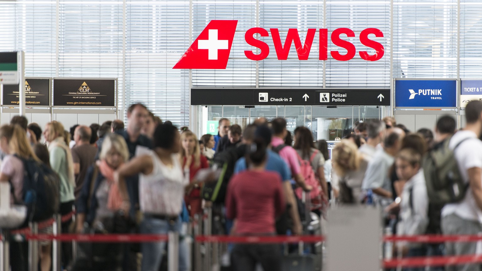 ARCHIVBILD ZUR MELDUNG, DASS DIE SWISS IM SOMMER UND HERBST WEITERE 676 FLUEGE STREICHT, AM DIENSTAG, 28. JUNI 2022 - Passengers queue in the check-in hall 1 at Zurich Airport, pictured in Kloten, Swi ...