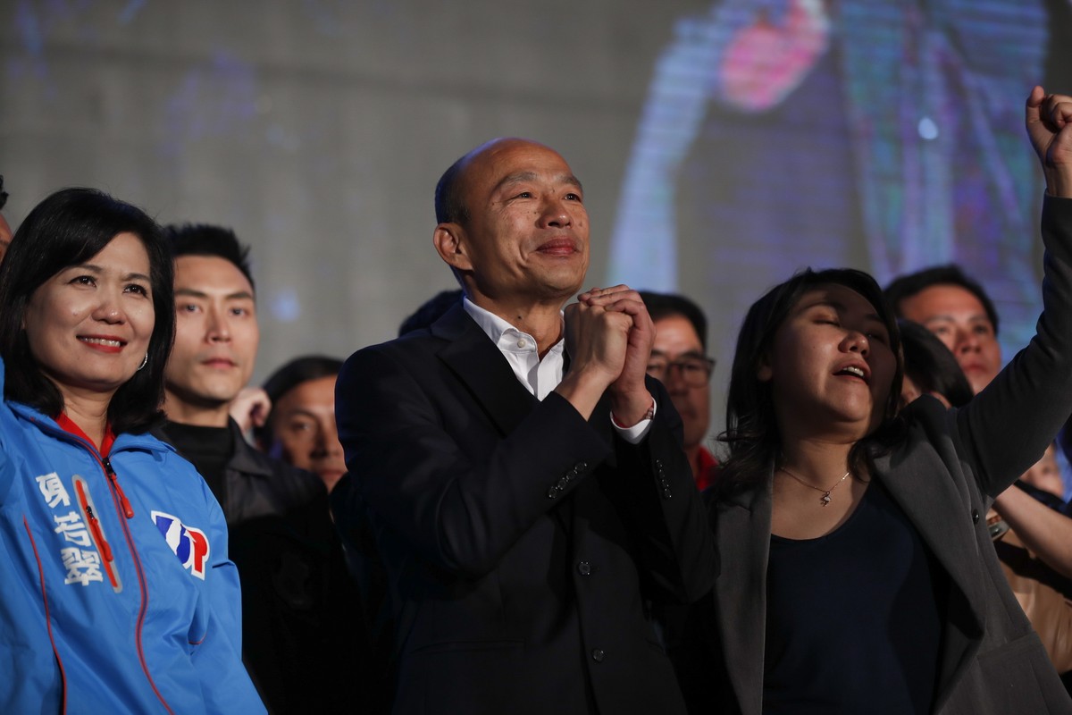 epa08119379 Taiwan's Kuomintang (KMT) party's presidential candidate Han Kuo-yu (C) reacts as he concedes his defeat in the presidential election, in Kaohsiung, Taiwan, 11 January 2020. Tsai ...