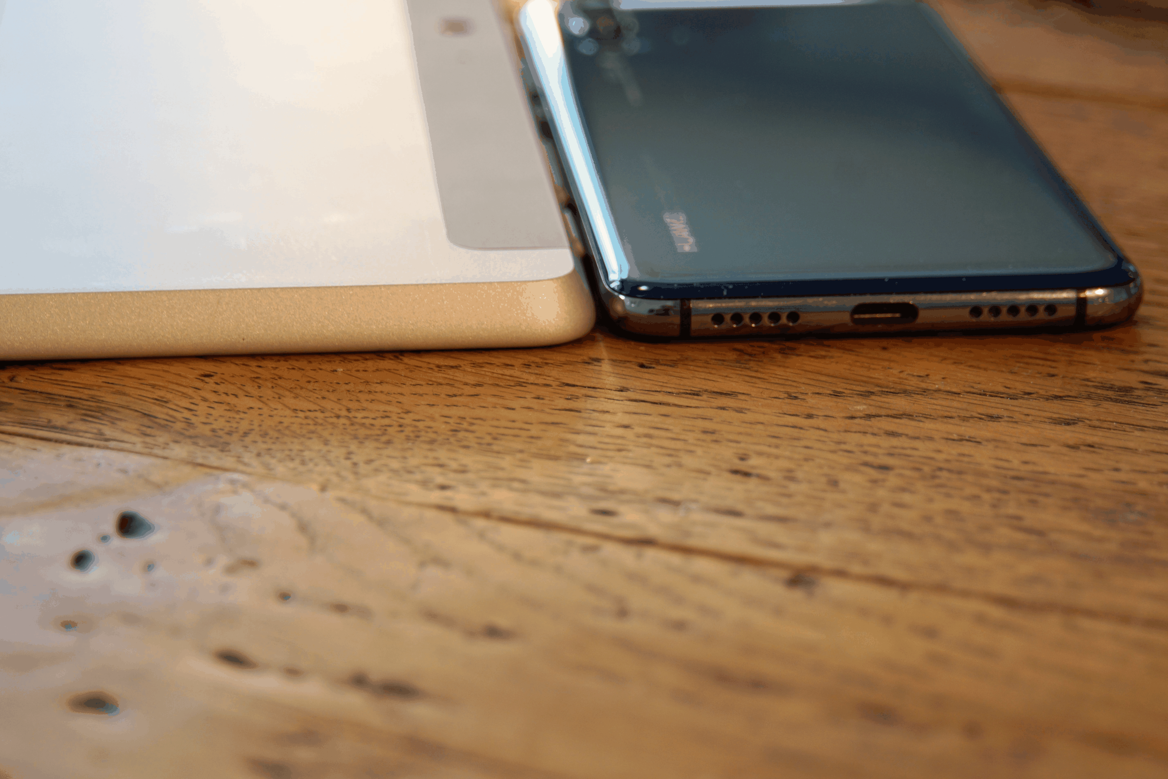 Der Vergleich mit einem neuen Smartphone zeigt, wie dünn das Surface Go ist.