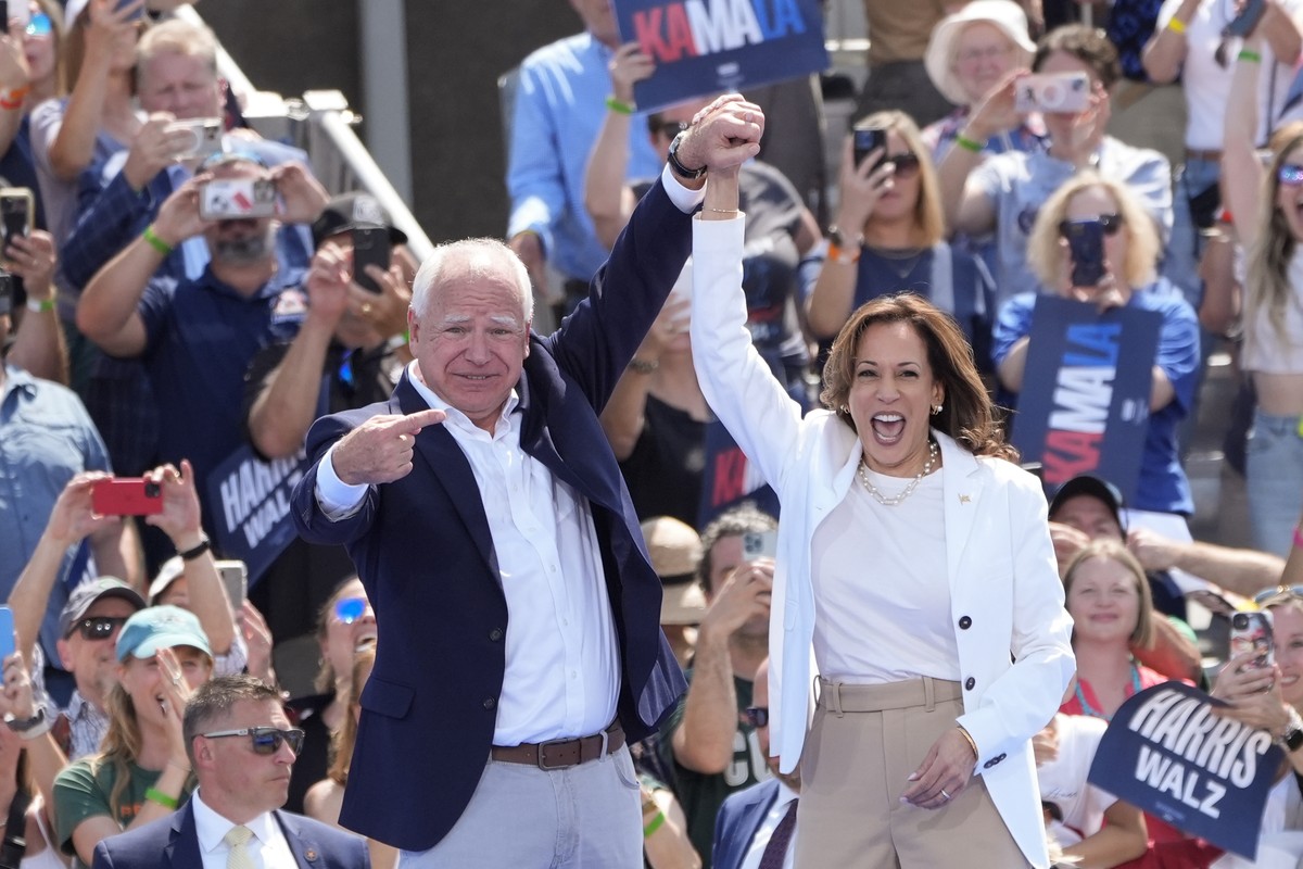 Democratic presidential nominee Vice President Kamala Harris is welcomed by Democratic vice presidential nominee Minnesota Gov. Tim Walz, before she delivers remarks at a campaign event, Wednesday, Au ...