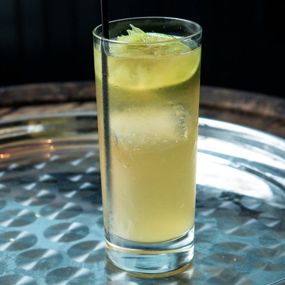 bourbon rickey cocktail drinks trinken alkohol limette https://www.liquor.com/recipes/bourbon-rickey/