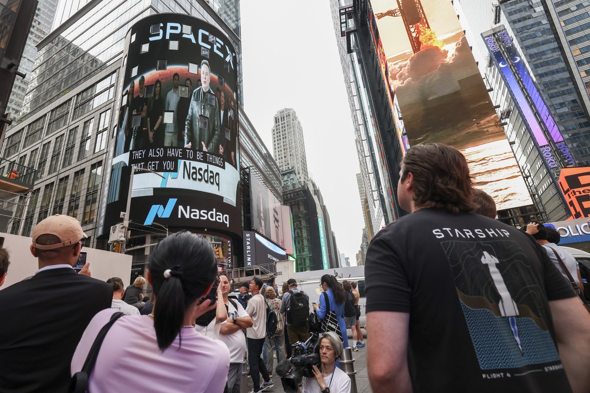 KEYPIX - epa13032816 SpaceX founder and CEO Elon Musk is shown on a screen making a speech before his company is listed on the Nasdaq market in New York, New York, USA, 12 June 2026. SpaceX begins tra ...