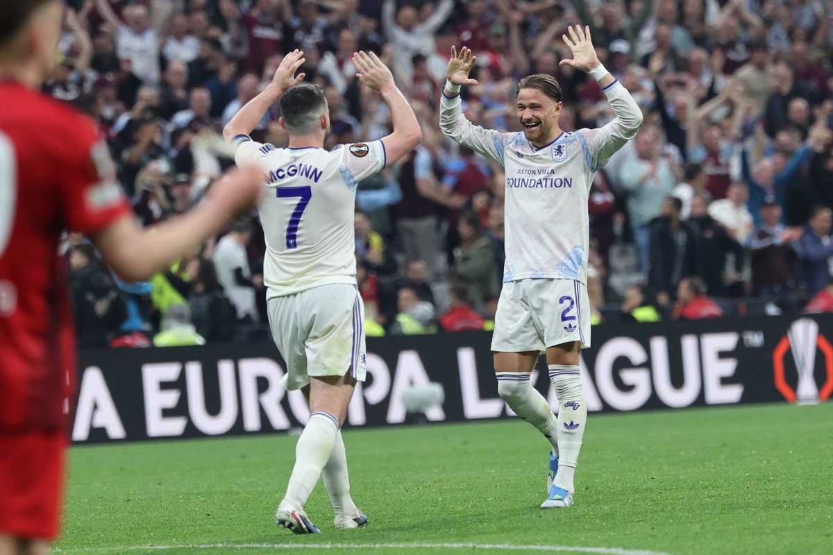 epa12979513 Matty Cash (R) of Aston Villa celebrates after winning the UEFA Europa League final between SC Freiburg and Aston Villa in Istanbul, Turkey, 20 May 2026. EPA/GEORGI LICOVSKI
